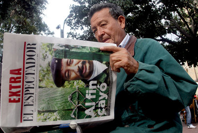 Un hombre lee la edición especial del diario  El Espectador  dedicada a la muerte del Mono Jojoy, en Bogotá.