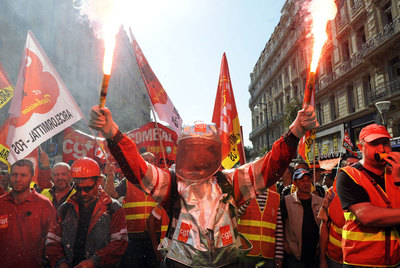Manifestantes contra la reforma de las pensiones desfilan por una calle de Marsella.