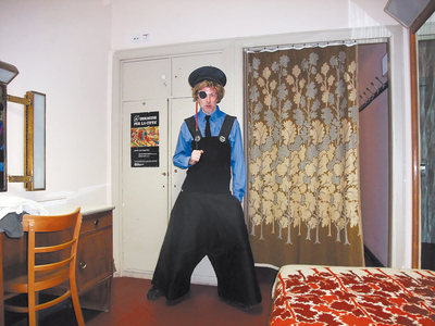  Momus lleva un parche desde que perdió la vista en el ojo derecho por una infección bacteriana en 1997.  