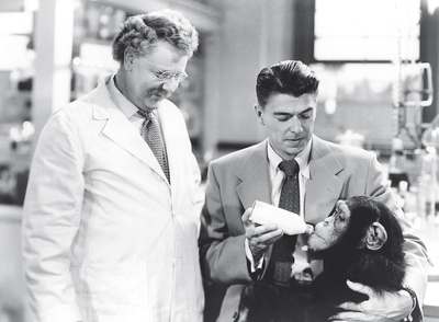  Dando el biberón a un chimpancé, amamantó las ilusiones de toda una nación: Ronald Reagan en  Bedtime for Bonzo  (1951). 
