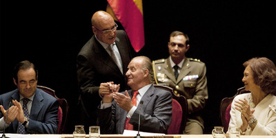 Los Reyes, junto al presidente del Congreso, José Bono (izquierda), y el del Senado, Javier Rojo, ayer en Cádiz.