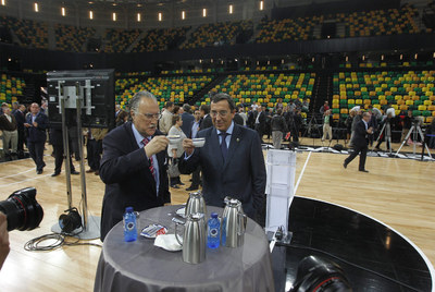 El alcalde de Bilbao, Iñaki Azkuna, y el diputado general, José Luis Bilbao, se toman un café ayer en el Bilbao Arena.