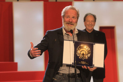 El director Peter Mullan  agradece la Concha de Oro concedida a su película    Neds.  