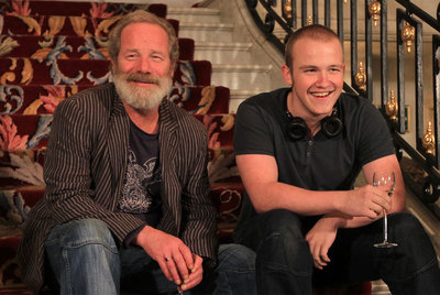 El director Peter Mullan y el actor Connor McCarron celebran el triunfo de  Neds.    