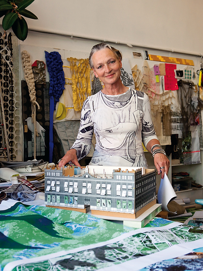  La presencia invisible.rnPetra Blaisse con la maqueta de su instalación en La Casa Encendida de Madrid. 