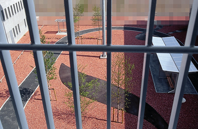  Entre jardines. Uno de sus proyectos más queridos es el que ideó para la prisión de Nieuwegein, a pocos kilómetros de la ciudad holandesa de Utrecht. Tierra de color ocre y árboles, algo de verde para ver a través de los barrotes. 