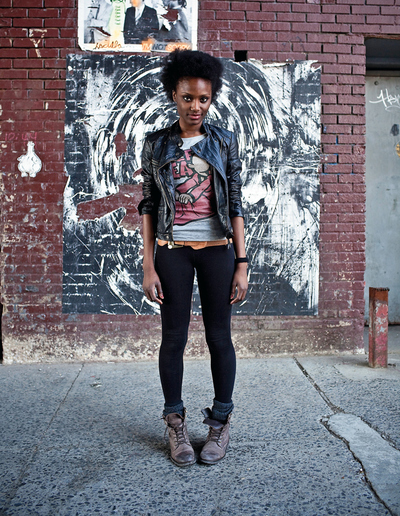   Soraya.  Británica de 22 años, de ascendencia jamaicana y ghanesa, se sorprende cuando la gente no se cree que estudia en una escuela de negocios y finanzas. 