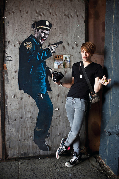   Lorenzo.  Romano de 20 años, se hace llamar Plastic is Fantastic, y es fotógrafo y bailarín. 