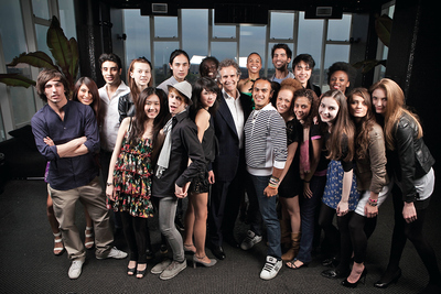   Foto grupal.  Los elegidos, con Alessandro Benetton (en el centro). A la izquierda, Shirin, la ganadora iraní, que no consiguió el visado para ir a Nueva York y tuvo que ser fotografiada en Venecia. A la derecha, Josh Olins, fotógrafo de la campaña. 