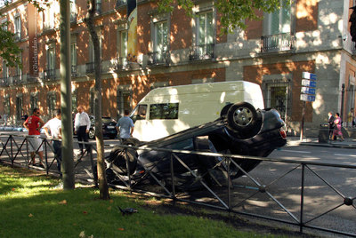 Un coche vuelca frente al Thyssen
