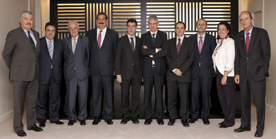 De izquierda a derecha: José Bogas (director general de Endesa), Antonio Llardén (presidente de Enagás), Pedro Rivero (presidente de Unesa), Francisco Álvarez-Ossorio (KPMG), Álvaro Nadal (diputado del PP), Javier Moreno (director de EL PAÍS), Pedro Marín (secretario de Estado de Energía), Luis Atienza (presidente de REE), Elena Pisonero (KPMG) y Miguel Martínez (Repsol).rnTécnicos de REE reparan desde el aire líneas de transporte eléctrico.