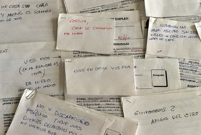 Algunas de las solicitudes de trabajo a la empresa Sánchez Romero halladas en la vía pública en 2002.