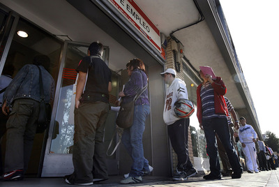 Cola en la Oficina de Empleo de Santa Eugenia, en Madrid.
