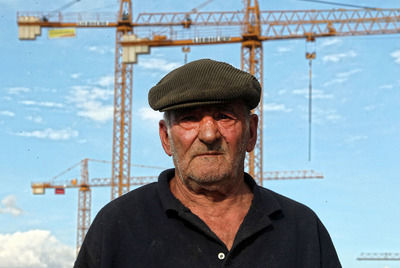 Fidel Serrano, con las grúas de los futuros edificios del barrio de Los Molinos al fondo.