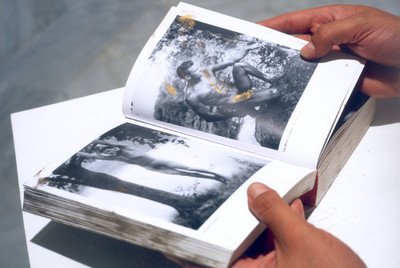  Leído con dedos de oro  (1999), de Dora García