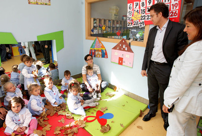 FEIJÓO PROMETE BUSCAR DINERO PARA GUARDERÍAS "DEBAJO DE LAS PIEDRAS"