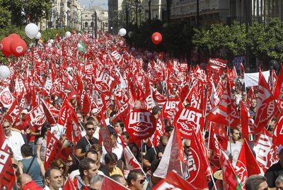 Un mar de banderas inunda la manifestación en Sevilla durante la huelga general de ayer.