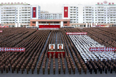 Desfile militar en Pyongyang durante la conferencia de delegados del Partido de los Trabajadores.
