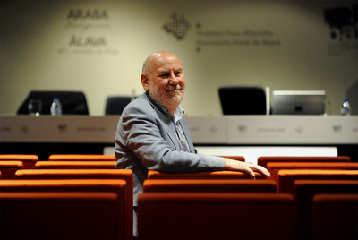 El catedrático de la Universidad de Barcelona Antoni Riera, ayer poco antes de ofrecer su conferencia en Vitoria.