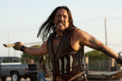 Danny Trejo saca a pasear el machete que da título al filme.