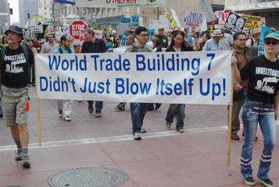 Una secuencia del documental Fahrenheit 911 de Michael Moore.