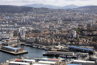 Vista general de Vigo con el puerto al frente.