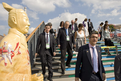 El   lehendakari,   Patxi López (delante), con el alcalde Azkuna (a su espalda), en Shanghai.