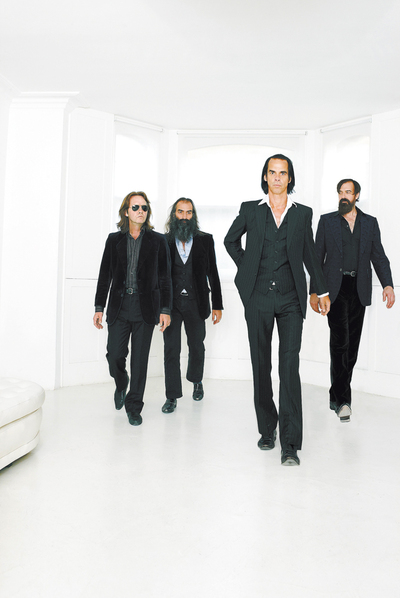 Nick Cave, con 53 años, aprendió a tocar la guitarra para ser parte de Grinderman, la banda en la que el carismático australiano cede el protagonismo. Más rock y la mala leche de siempre: 