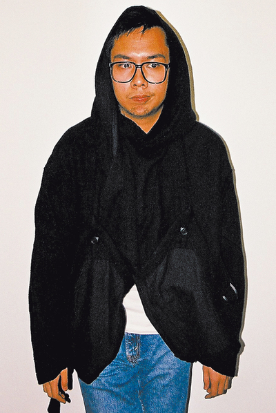  Raya Martin posa en San Sebastián con una chaqueta de Damir Doma para Noventa Grados. 