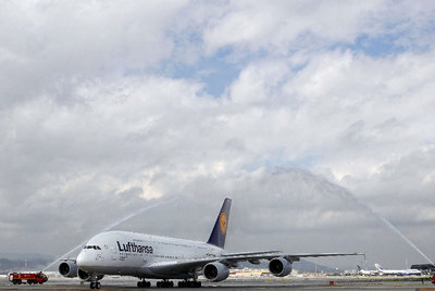 El avión más grande sobrevuela Barcelona