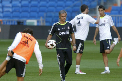 Mourinho durante el entrenamiento de ayer en el estadio Santiago Bernabéu, tras él Higuaín y Di María.