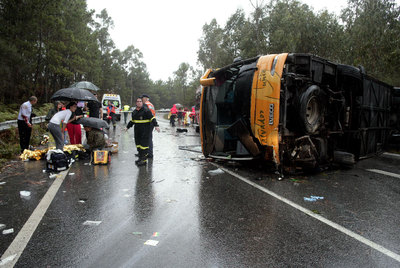 Un muerto y 25 heridos al volcar un autocar en Catoira