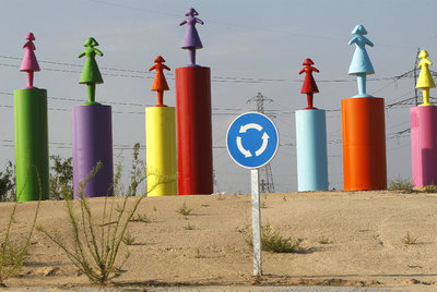 Rotonda con esculturas de Eladio de Mora,  dEmo,  en el nuevo barrio de La Poza del Agua (Leganés), aún sin edificar.