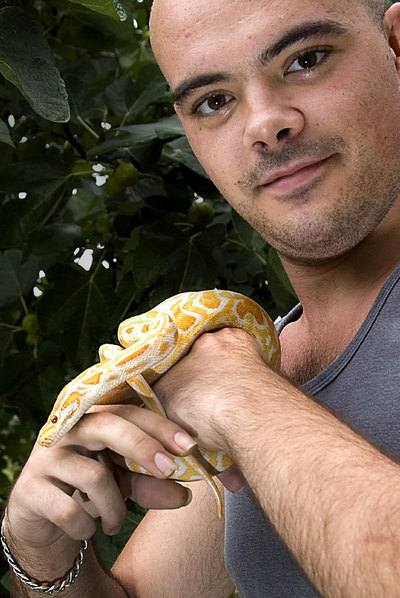 Dani con su pitón  Kali  en su casa de Sant Antoni de Vilamajor.