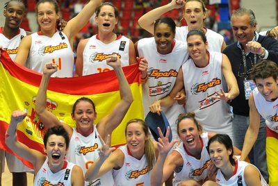 Arriba (de izquierda a derecha), Lyttle, Nichols, Montañana, Lima, Cruz, Pascua y el presidente de la federación española, José Luis Sáez. Abajo, Torrens, Palau, Fernández, Valdemoro, Martínez y Aguilar.