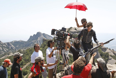 El director Daniel Benmayor, con camiseta blanca junto a la cámara, rueda  Bruc  en Montserrat.