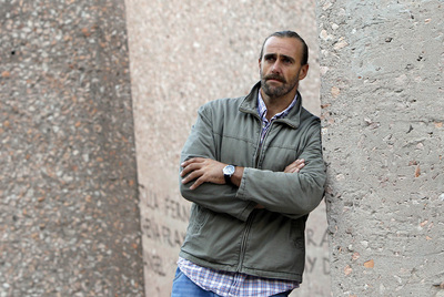 Telmo Aldaz en la plaza de Colón, cuyo viaje recreó en 1992 a bordo de una réplica de  La Niña .