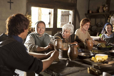 El autor de  Los pilares de la Tierra,  Ken Follet (en el centro de la imagen), aparece en el último episodio de la adaptación televisiva de su novela.rnQuince millones de personas han leído  Los pilares de la Tierra.  