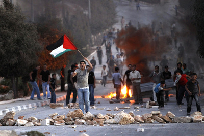 Protesta de jóvenes palestinos en Beit Fajjar tras la quema de la mezquita de la localidad.