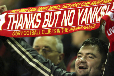  Gracias, pero no yanquis,  se lee en la bufanda de un aficionado del Liverpool.