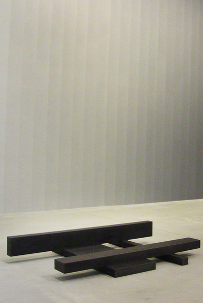 Piezas de granito en la sala  mural  de SCQ, en Santiago.