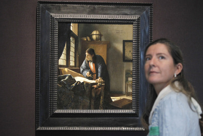  Una mujer, ayer frente al cuadro   El geógrafo,   de Vermeer, expuesto en el Guggenheim. 