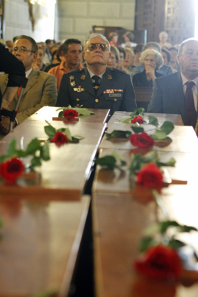 Un momento del funeral de los milicianos, al que asistió el coronel Díaz Ripoll.