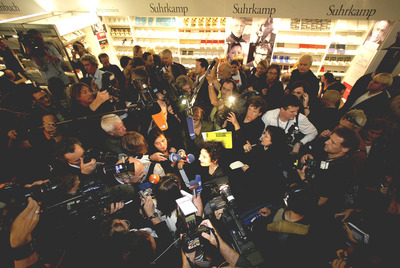 Ulla Unseld-Berkéwitz, máxima responsable de la editorial Suhrkamp,  que posee los derechos de Vargas Llosa en Alemania, habla con la prensa en Francfort tras conocerse el fallo.