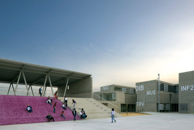 Aspecto de los patios del IES Rafal (Alicante), que ha ganado el FAD de arquitectura.
