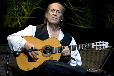 El guitarrista Paco de Lucía, ayer durante su recital en la clausura de la Bienal de Flamenco de Sevilla.