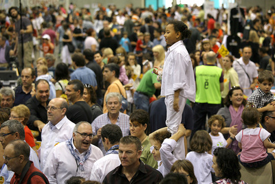 Cientos de personas participaban ayer en la 25ª Trobada de la Escola Valenciana en la Feria de Muestras de Valencia.