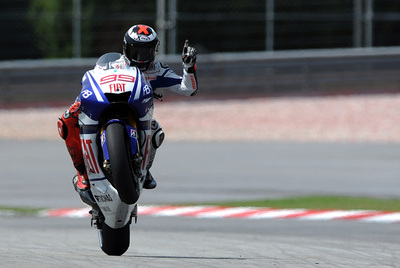 Jorge Lorenzo hace un caballito tras los entrenamientos de ayer.
