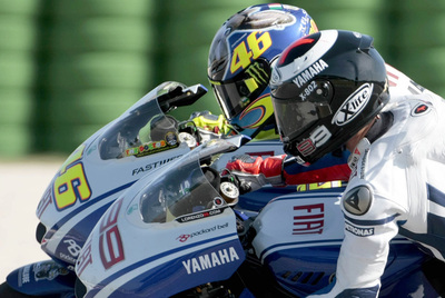 Rossi y Lorenzo, mano a mano durante una carrera en Italia.