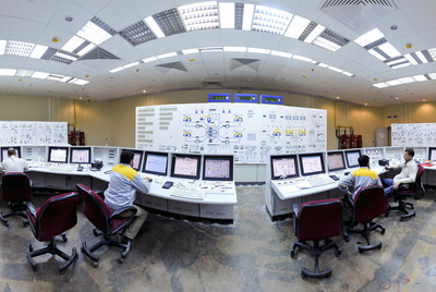 Informáticos rusos e iraníes controlan los monitores de la planta nuclear de Bushehr, al sur de Teherán (Irán), el 30 de noviembre de 2009.